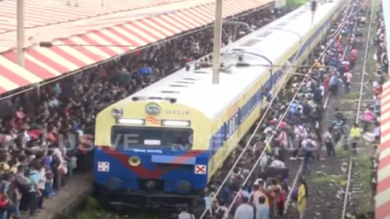 Konkan Railway | सलग दुसऱ्या दिवशी कोकण रेल्वे कोलमडली, काय कारण अन् किती तास उशिराने धावतेय ट्रेन? Konkan Railway | सलग दुसऱ्या दिवशी कोकण रेल्वे कोलमडली, काय कारण अन् किती तास उशिराने धावतेय ट्रेन?
