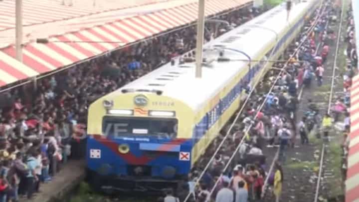 Konkan Railway | सलग दुसऱ्या दिवशी कोकण रेल्वे कोलमडली, काय कारण अन् किती तास उशिराने धावतेय ट्रेन? Konkan Railway | सलग दुसऱ्या दिवशी कोकण रेल्वे कोलमडली, काय कारण अन् किती तास उशिराने धावतेय ट्रेन?