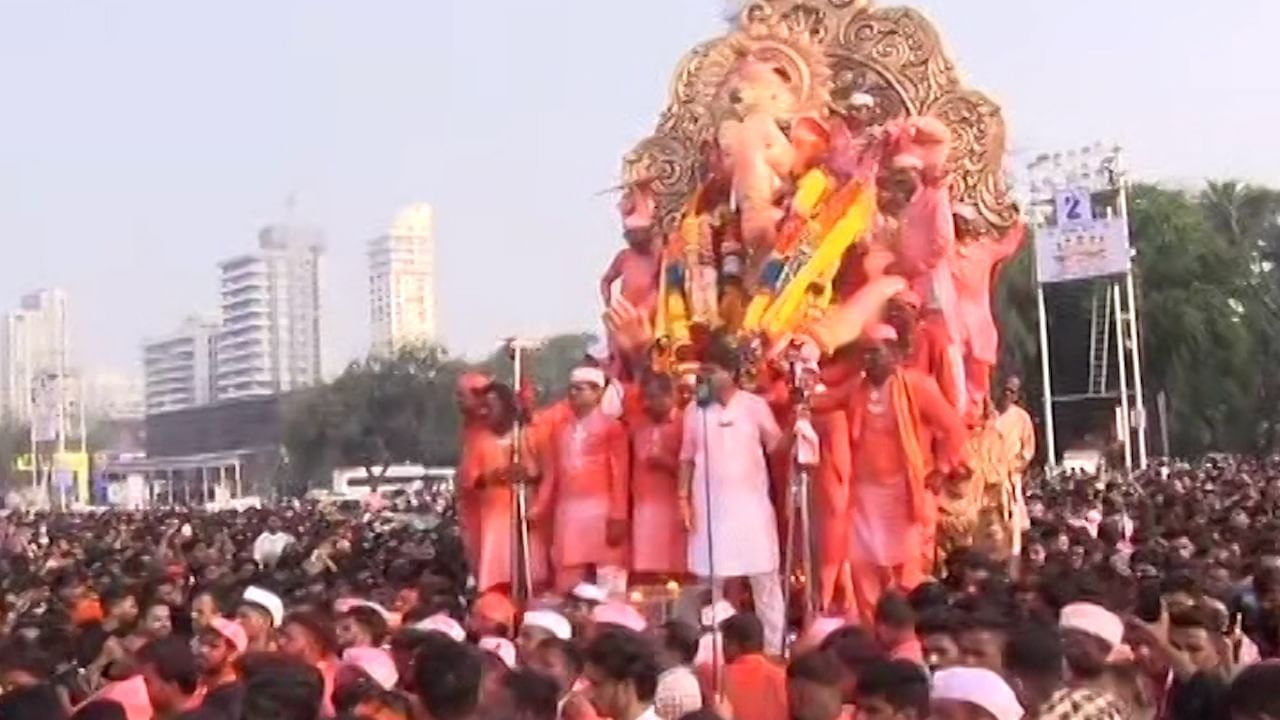 Lalbaugcha Raja Visarjan 2023 | 'ही शान कोणाची लालबागच्या राजाची' चौपाटीवरील खास PHOTOS