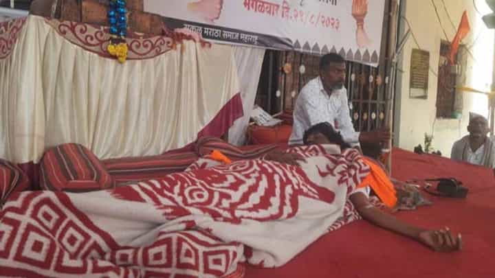 Manoj Jarange Patil यांचं नवव्या दिवशीही उपोषण सुरूच, प्रकृती खालावली अन् Manoj Jarange Patil यांचं नवव्या दिवशीही उपोषण सुरूच, प्रकृती खालावली अन्