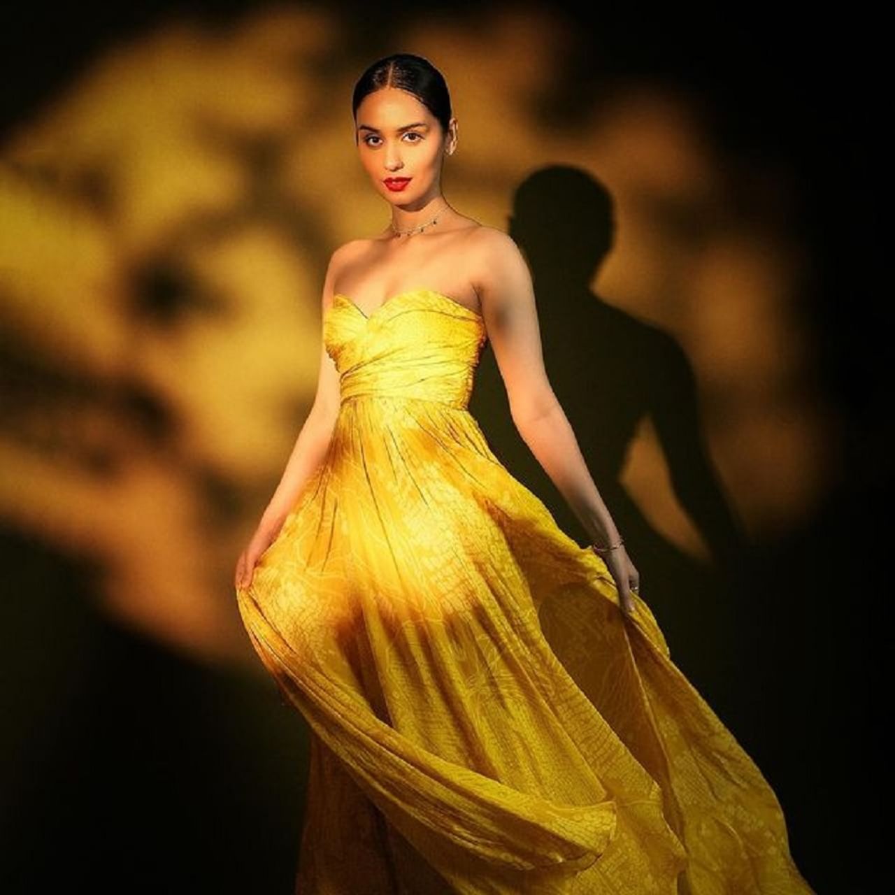 मानुषी छिल्लर हिने पिवळ्या रंगाच्या ड्रेसमध्ये काही फोटो सोशल मीडियावर पोस्ट केले आहेत.  मानुषी कायम तिचे फोटो आणि व्हिडीओ सोशल मीडियावर पोस्ट करत असते. आता देखील अभिनेत्रीचे फोटो सोशल मीडियावर तुफान व्हायरल होत आहेत. 