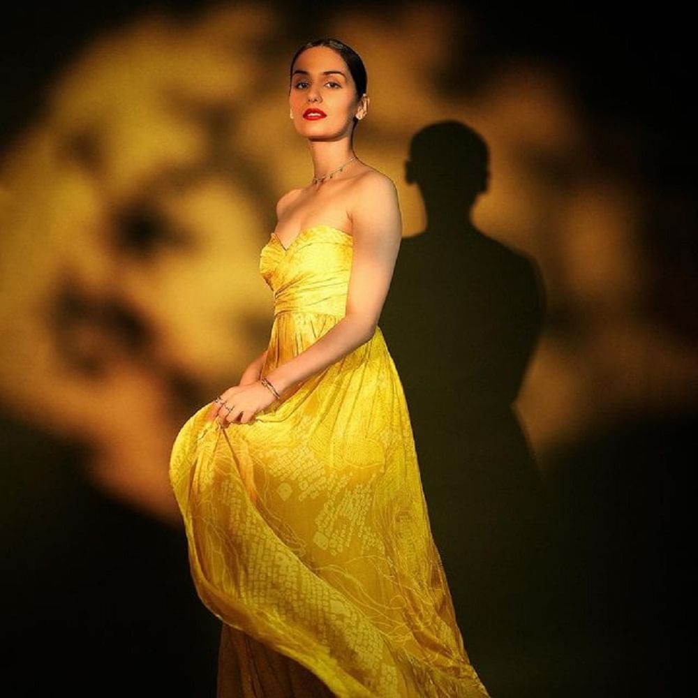 मानुषी छिल्लर कायम सोशल मीडियावर फोटो आणि व्हिडीओ पोस्ट करत चाहत्यांच्या संपर्कात राहण्याचा प्रयत्न करत असते. आता देखील मानुषी हिने काही फोटो पोस्ट केले आहेत.