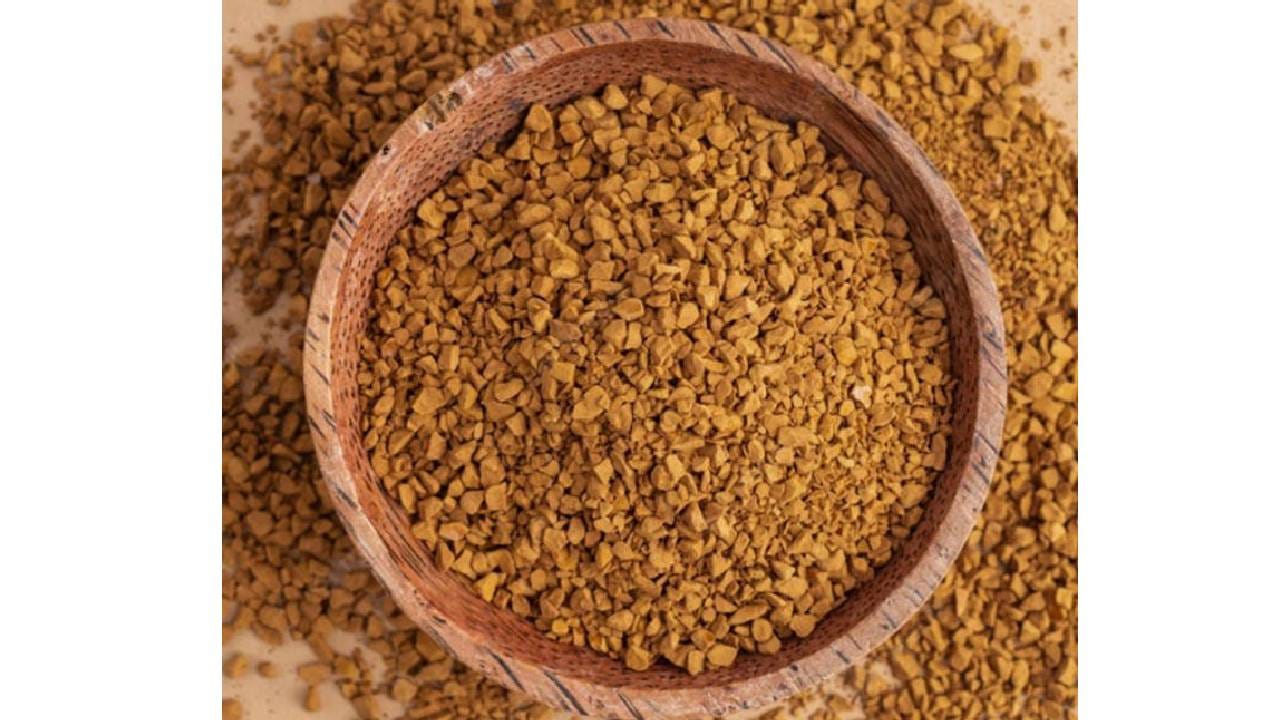 मेथीचे दाणे आरोग्यासाठी अत्यंत फायदेशीर आहेत. रक्तातील साखरेची पातळी कमी करण्यासाठी मेथीच्या दाण्यांचे सेवन करणे कधीही योग्य. मेथीचे दाणे पचनक्रिया सुरळीत करतात, रक्तातील साखरेची पातळी कमी करतात, कोलेस्टेरॉल कमी करतात. याचा आहारात नक्की समावेश करावा. 