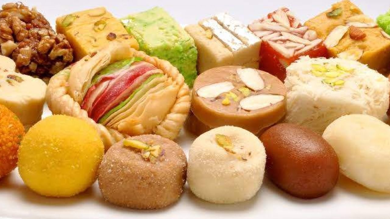 अंड्यासोबत मिठाई खाल्ली तर पोट बिघडू शकतं. खूपच खायची इच्छा असेल तर तासाभराचं अंतर ठेवा. अंतर ठेवलं तर तुमचं शरीर हे अन्न पचवू शकते. त्यामुळे खूप गोड, साखरयुक्त पदार्थ खायचे असतील तर ते अंड्यासह खाऊ नयेत.  