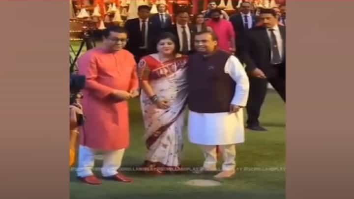 Ganesh Chaturthi 2023 | राज ठाकरे मुकेश अंबानी यांच्या अँटीलिया येथे बाप्पाच्या दर्शनाला, बघा व्हिडीओ Ganesh Chaturthi 2023 | राज ठाकरे मुकेश अंबानी यांच्या अँटीलिया येथे बाप्पाच्या दर्शनाला, बघा व्हिडीओ