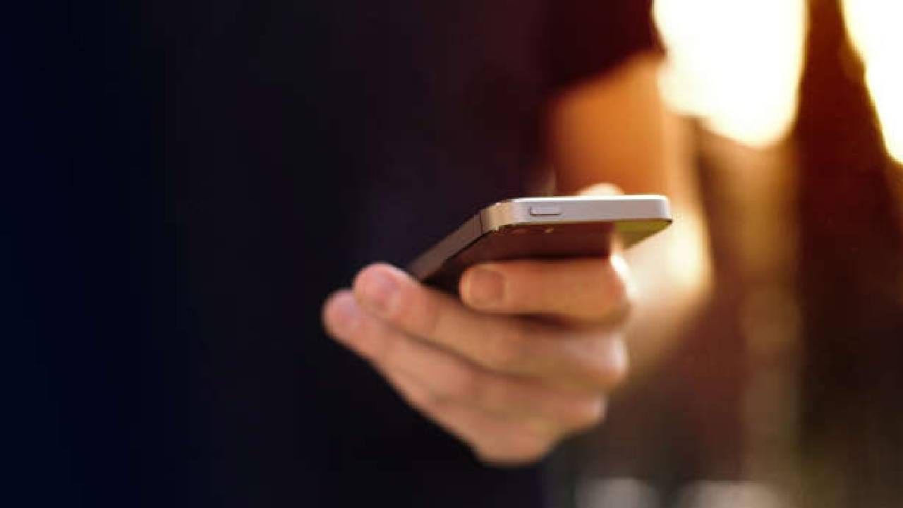 मोबाईलचा वापर कमी करा. मोबाईल, वेगवेगळे सोशल मीडिया प्लॅटफॉर्म्स आपल्याला सवय लावतात. आपण नकळत खूप वेळ या सोशल मीडिया प्लॅटफॉर्म्सवर घालवतो. मोबाईलच्या वापराने स्ट्रेस वाढतो. तणाव कमी करायचा असेल तर मोबाईल वापरण्यावर आळा घाला.