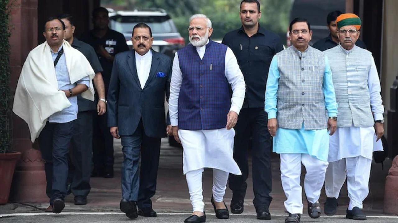 विशेष अधिवेशनसाठी भाजप खासदारांना व्हिप जारी, काय होणार मोठी घोषणा? विशेष अधिवेशनसाठी भाजप खासदारांना व्हिप जारी, काय होणार मोठी घोषणा?