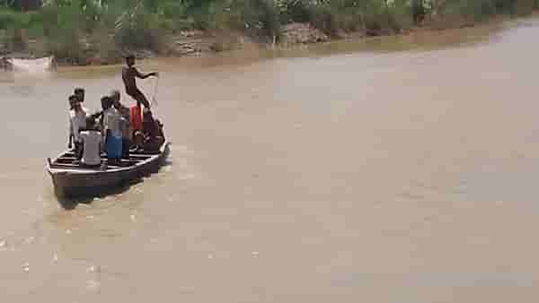 Boat Capsizes : मुलांना शाळेत घेऊन जाणारी बोट उलटली, 34 पैकी 18 मुले बेपत्ता