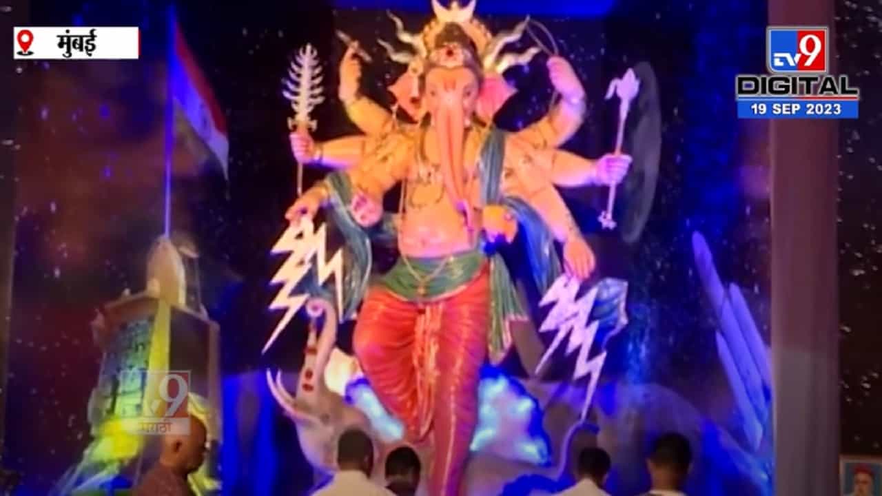 Ganesh Chaturthi 2023 | मुंबईतील नरेपार्कच्या राज्याला चांद्रयान-३ चा देखावा, बघा हत्तीवर रुढ असलेला बाप्पा