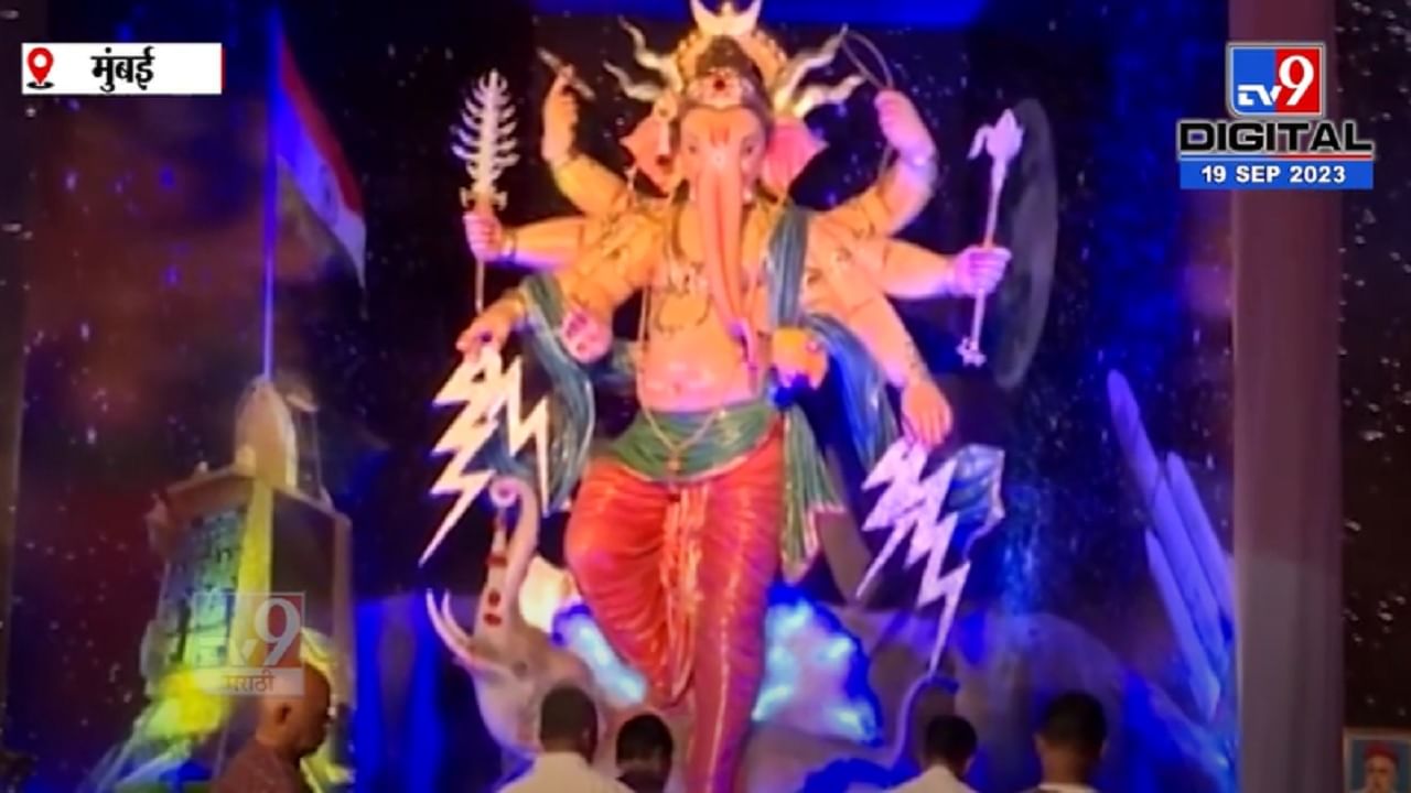 Ganesh Chaturthi 2023 | मुंबईतील नरेपार्कच्या राज्याला चांद्रयान-३ चा देखावा, बघा हत्तीवर रुढ असलेला बाप्पा