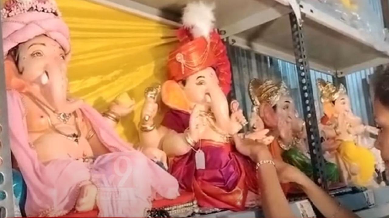 Ganesh Chaturthi 2023 | यंदा पैठणीचे वस्त्र परिधान केलेले आकर्षक बाप्पा नाशिकमध्ये दाखल