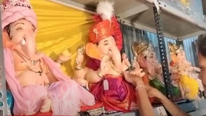 Ganesh Chaturthi 2023 | यंदा पैठणीचे वस्त्र परिधान केलेले आकर्षक बाप्पा नाशिकमध्ये दाखल Ganesh Chaturthi 2023 | यंदा पैठणीचे वस्त्र परिधान केलेले आकर्षक बाप्पा नाशिकमध्ये दाखल