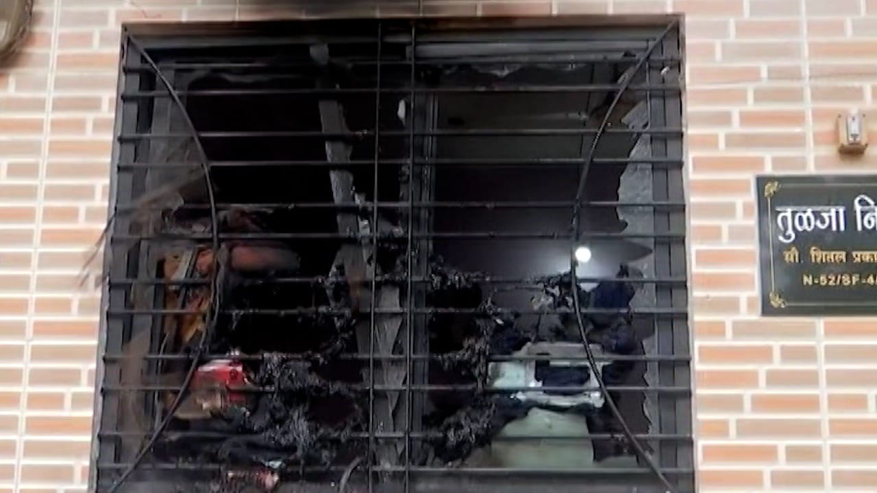 मोबाइल स्फोटातील जखमींना खाजगी रुग्णालयात दाखल केलं आहे.  नाशिकच्या उत्तमनगर परिसरात सकाळी 6 वाजता ही घटना घडली.  (चंदन पूजाधिकारी)