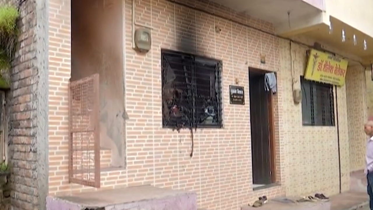 फक्त नाशिकमध्येच नाही, याआधी देशातील अन्य भागातही चार्जिंगला लावलेल्या मोबाइलचा स्फोट होण्याच्या घटना घडल्या आहेत.   (चंदन पूजाधिकारी)