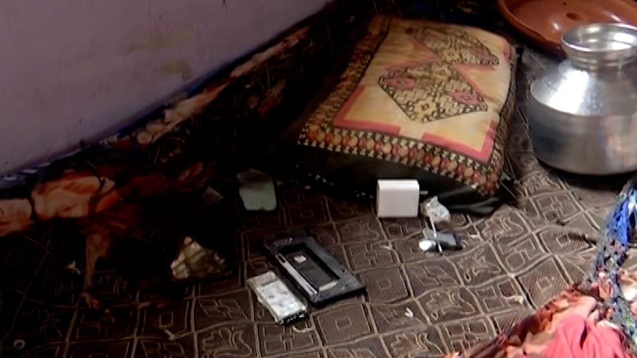 मोबाईलचा स्फोटात 3 जण जखमी झालेत. त्यावरुन स्फोटाची तीव्रता लक्षात येते. मोबाइल चार्जिंगला लावलेला तिथे एक परफ्युम होता.  (चंदन पूजाधिकारी)