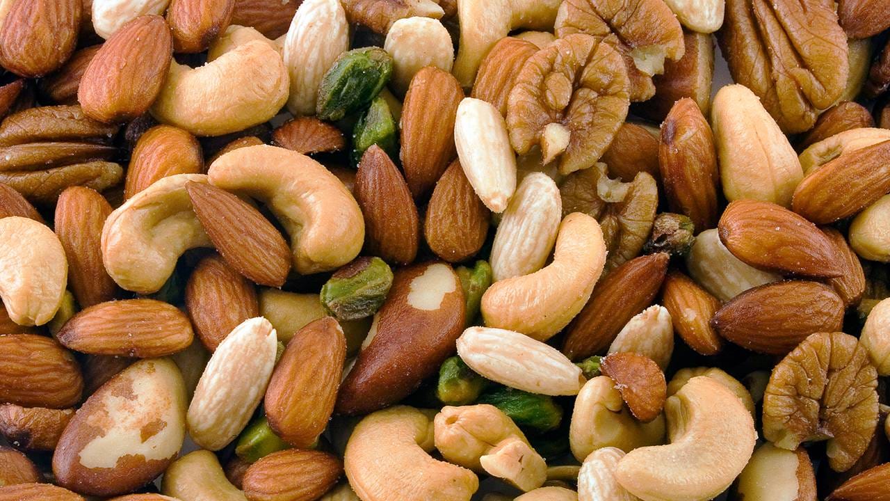 नट्स: निरोगी फॅट्स आणि आणि प्रथिने ही पोषक तत्त्वे काजू, बदाम, पिस्ता यामध्ये असतात. हा एनर्जीचा सर्वोत्तम स्रोत आहे. कार्बोहायड्रेट्स सुद्धा नट्स मध्ये असतात. तुम्ही व्यायाम सुरु केला असेल तर याचा स्नॅक्स मध्ये नक्की समावेश करा. 