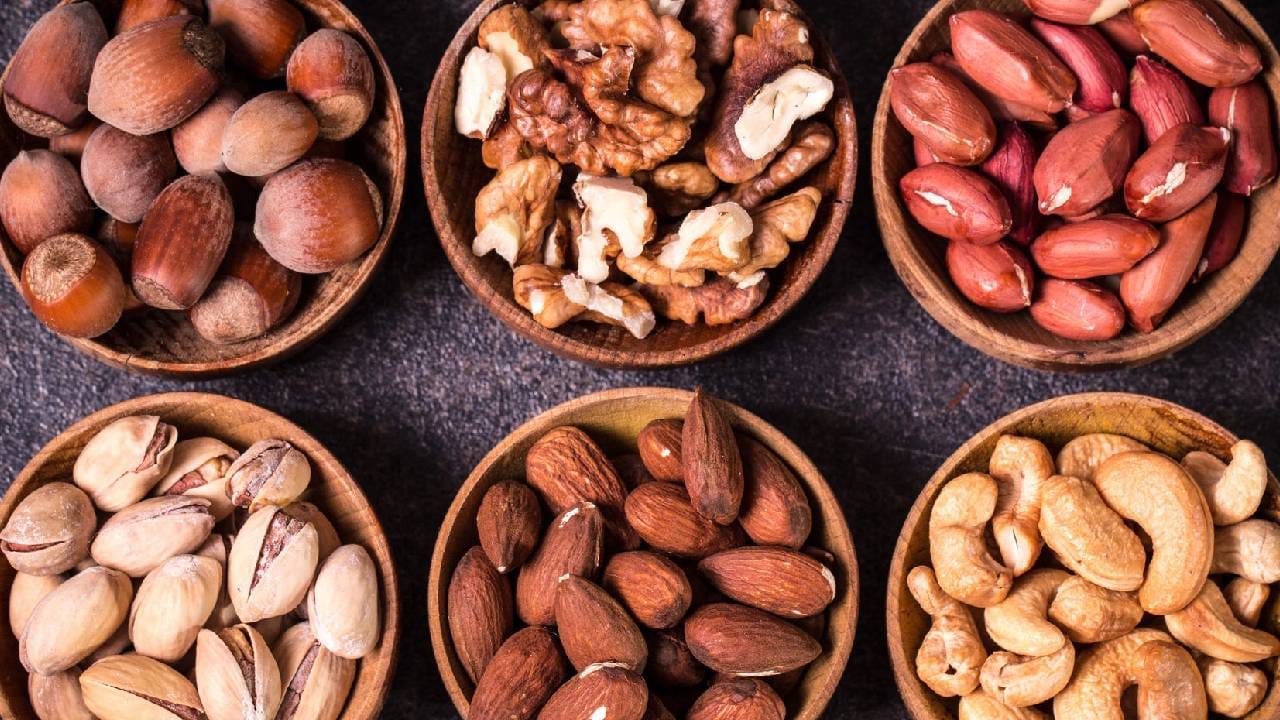 दाणे: दाणे म्हणजे तुम्ही बदाम, अक्रोड आणि पिस्ता असे विविध प्रकार. हे तुम्ही काम करता-करता, चालता चालता तुम्ही खाऊ शकता. स्ट्रेस दूर करण्यासाठी हा उत्तम उपाय आहे. जर आपण तणावाशी झगडत असाल तर  बदाम, अक्रोड आणि पिस्तामध्ये मॅग्नेशियमचे प्रमाण चांगले आहे. 