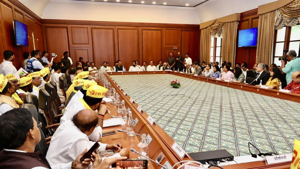 Maratha Reservation | 'मराठा समाजाला सरसकट कुणबी प्रमाणपत्र देणार नाही', सरकारचा ओबीसी नेत्यांना शब्द Maratha Reservation | 'मराठा समाजाला सरसकट कुणबी प्रमाणपत्र देणार नाही', सरकारचा ओबीसी नेत्यांना शब्द