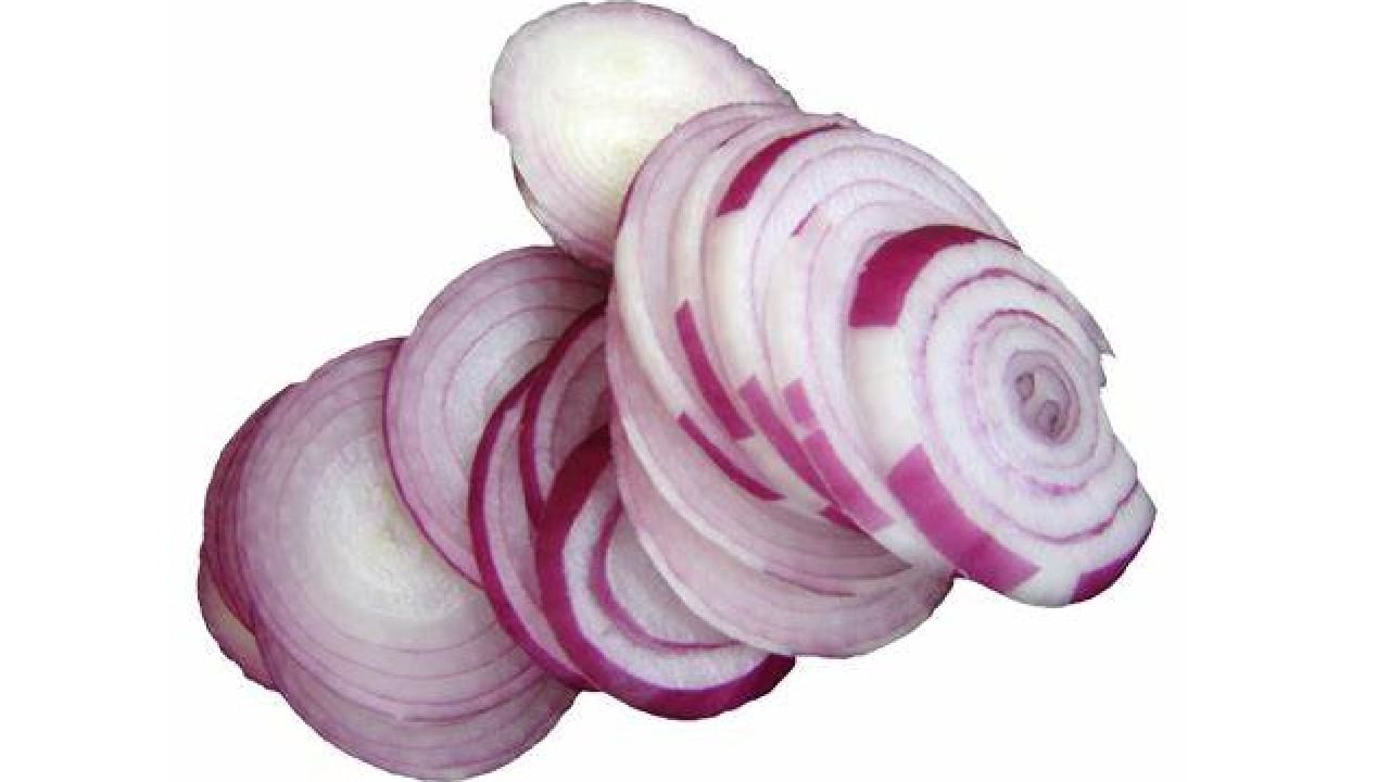 कांद्याची कोशिंबीर सुद्धा खाल्ली जाते. या कोशिंबिरीमध्ये कांदा कच्चाच असतो. भाज्यांमध्ये कांदा शिजवला जातो. कांद्याचं वेड ज्या लोकांना आहे त्यांना सुद्धा हे माहित नसेल की कच्चा कांदा चांगला की शिजवलेला. 