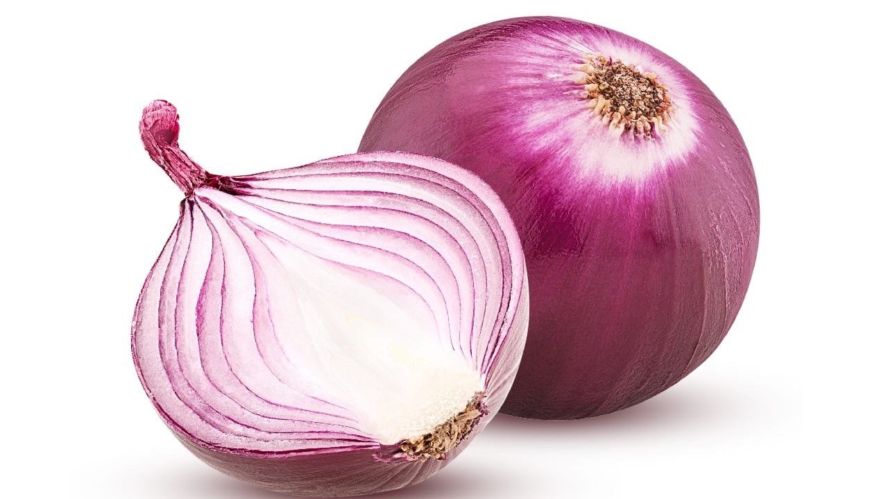 कांद्याशिवाय जेवण अपूर्ण आहे. आपल्याकडे जेवणासोबत कांदा खाल्ला जातो. भाज्यांमध्ये जो मसाला टाकला जातो त्या मसाल्यासाठी सुद्धा कांद्याचा वापर केला जातो. आरोग्यतज्ञ कांद्याबद्दल काय म्हणतात ते जाणून घेऊ.