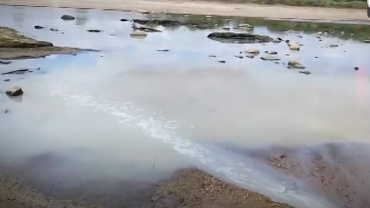 पंढरपूरकरांच्या जीवाशी खेळ, शुद्धीकरणाच्या नावाखाली लोकांना कोणतं पाणी प्यावं लागतंय? बघा व्हिडीओ पंढरपूरकरांच्या जीवाशी खेळ, शुद्धीकरणाच्या नावाखाली लोकांना कोणतं पाणी प्यावं लागतंय? बघा व्हिडीओ