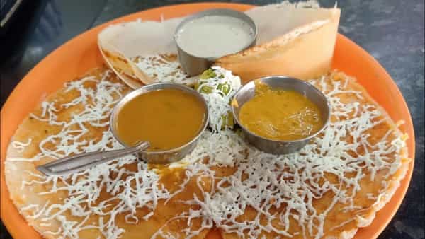पनीर चीज डोसा: तांदूळ आणि उडीद डाळ भिजवून हा डोसा हे पीठ तयार केले जाते. मग पनीर बटाटा भरून किसून डोशाच्या वर टाकले जाते. एका बाजूला शिजल्यानंतर डोसा फोल्ड करून प्लेटमध्ये ठेवून सर्व्ह केला जातो.