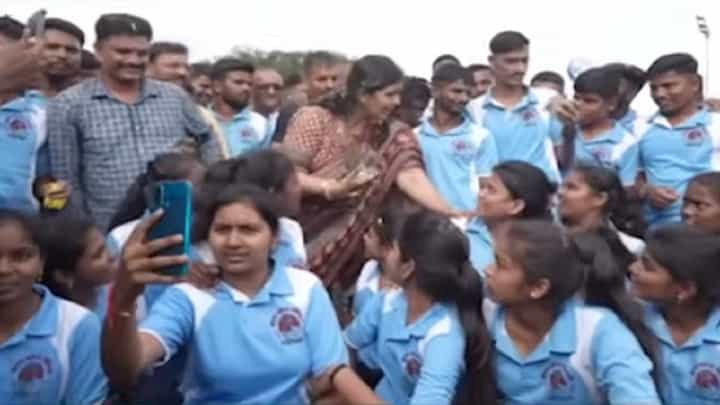 Pankaja Munde यांचा विद्यार्थ्यीनींना सवाल; म्हणाल्या, 'तुम्हाला काय हवंय?' विद्यार्थी थेट म्हणाले... Pankaja Munde यांचा विद्यार्थ्यीनींना सवाल; म्हणाल्या, 'तुम्हाला काय हवंय?' विद्यार्थी थेट म्हणाले...