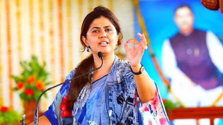 इंडिया-भारत नावावरील वादावर पंकजा मुंडे म्हणाल्या, '...तसं इंडियाचं नाव भारत होऊ शकतं' इंडिया-भारत नावावरील वादावर पंकजा मुंडे म्हणाल्या, '...तसं इंडियाचं नाव भारत होऊ शकतं'