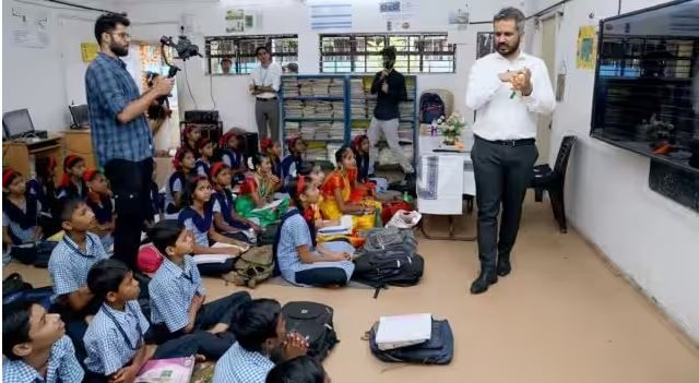 Teachers day Special : दोन विद्यार्थी बनले आयएएस अन्  IAS अधिकारी झाले शिक्षक