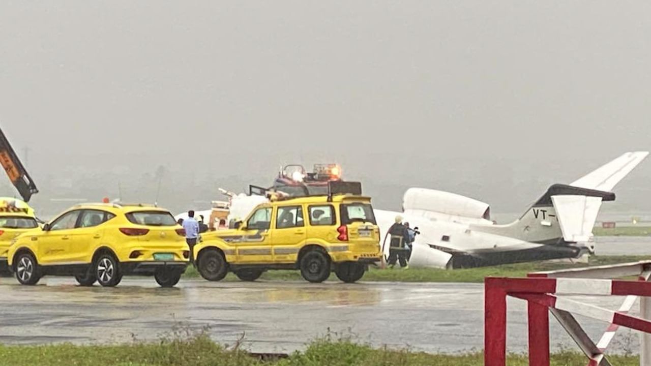 Aircraft crashes at Mumbai airport | सर्वात मोठी बातमी, मुंबई विमानतळावर विमान क्रॅश, टेक ऑफ आणि लँडिंग बंद