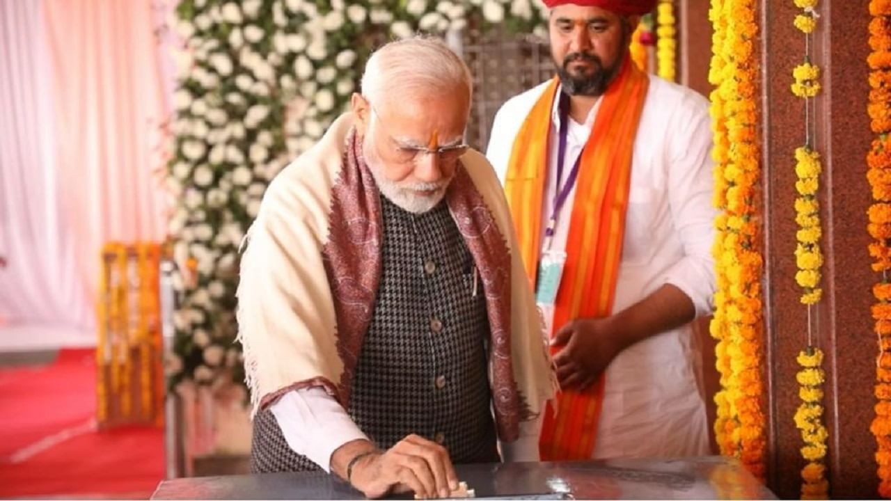 मंदिराच्या पुजाऱ्याचा दावा खोटा, पीएम मोदींनी दानपेटीत लिफाफा नव्हे तर टाकले होते रोख रुपये मंदिराच्या पुजाऱ्याचा दावा खोटा, पीएम मोदींनी दानपेटीत लिफाफा नव्हे तर टाकले होते रोख रुपये