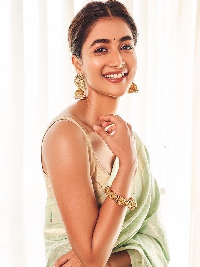 Pooja Hegde हिचं साडीत फुललं सौंदर्य; चाहत्यांच्या नजरा हटेना Pooja Hegde हिचं साडीत फुललं सौंदर्य; चाहत्यांच्या नजरा हटेना