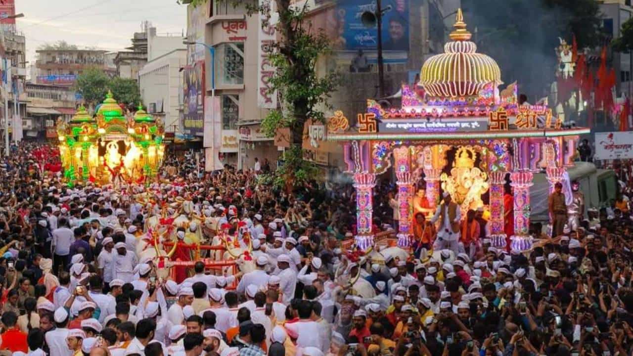PUNE : पुण्यात २४ तास उलटले तरीही बाप्पांच्या मिरवणुका सुरूच, १०० हून अधिक गणपतींचं विसर्जन बाकी