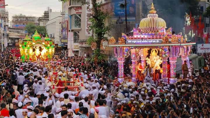 PUNE : पुण्यात २४ तास उलटले तरीही बाप्पांच्या मिरवणुका सुरूच, १०० हून अधिक गणपतींचं विसर्जन बाकी PUNE : पुण्यात २४ तास उलटले तरीही बाप्पांच्या मिरवणुका सुरूच, १०० हून अधिक गणपतींचं विसर्जन बाकी