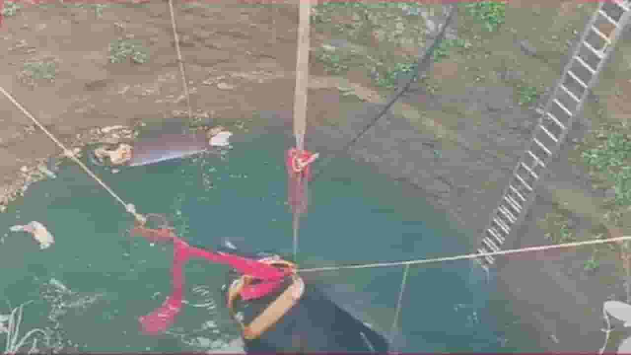 पुण्यातील सासवड- जेजुरी पालखी महामार्गावर रिक्षाच पडली विहिरीत अन्...