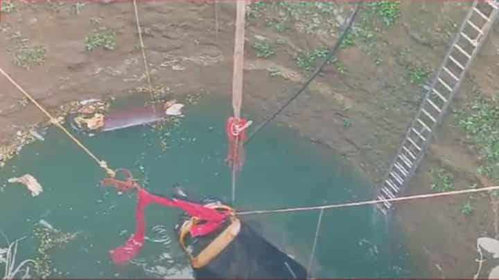 पुण्यातील सासवड- जेजुरी पालखी महामार्गावर रिक्षाच पडली विहिरीत अन्... पुण्यातील सासवड- जेजुरी पालखी महामार्गावर रिक्षाच पडली विहिरीत अन्...