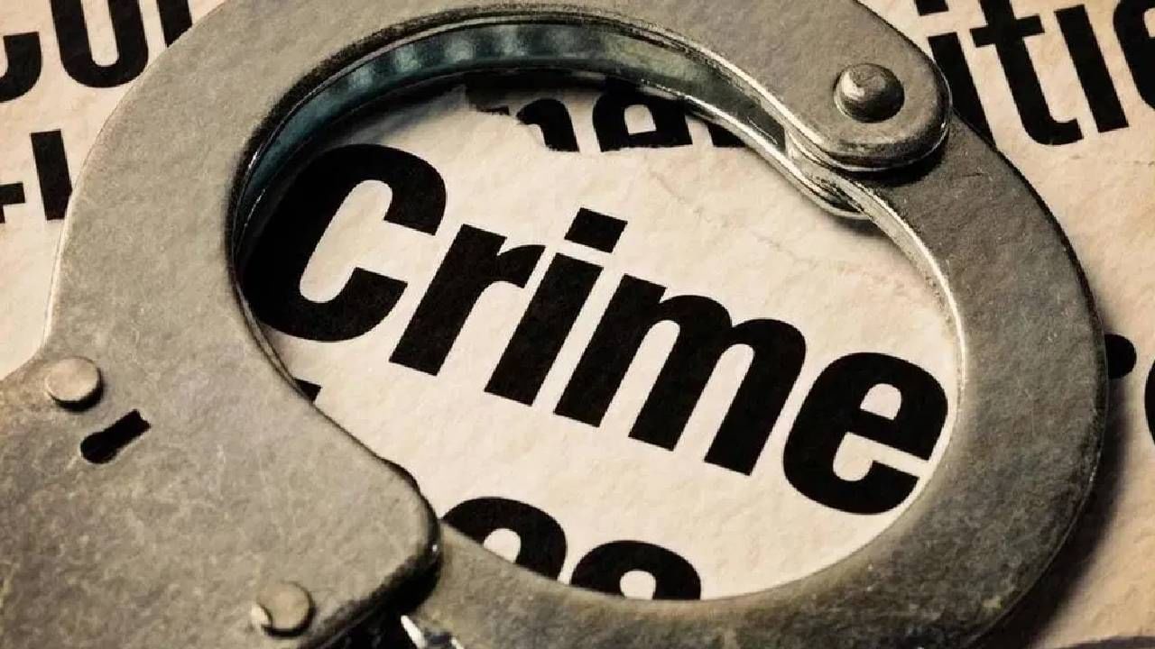 Pune Crime : मिठाईचं आमिष दाखवत निर्जन स्थळी नेलं आणि... चिमुरडीच्या ओरडण्याने रहिवासी झाले सावध, धाव घेत.. Pune Crime : मिठाईचं आमिष दाखवत निर्जन स्थळी नेलं आणि... चिमुरडीच्या ओरडण्याने रहिवासी झाले सावध, धाव घेत..