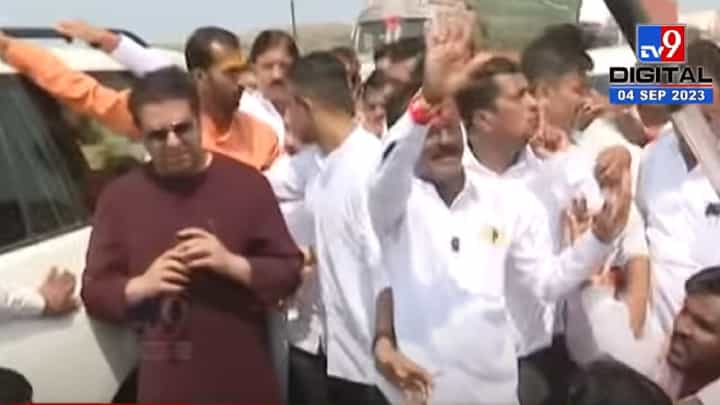 मराठा आंदोलकांच्या भेटीसाठी निघालेल्या राज ठाकरे यांचा ताफा अडवला अन्... मराठा आंदोलकांच्या भेटीसाठी निघालेल्या राज ठाकरे यांचा ताफा अडवला अन्...