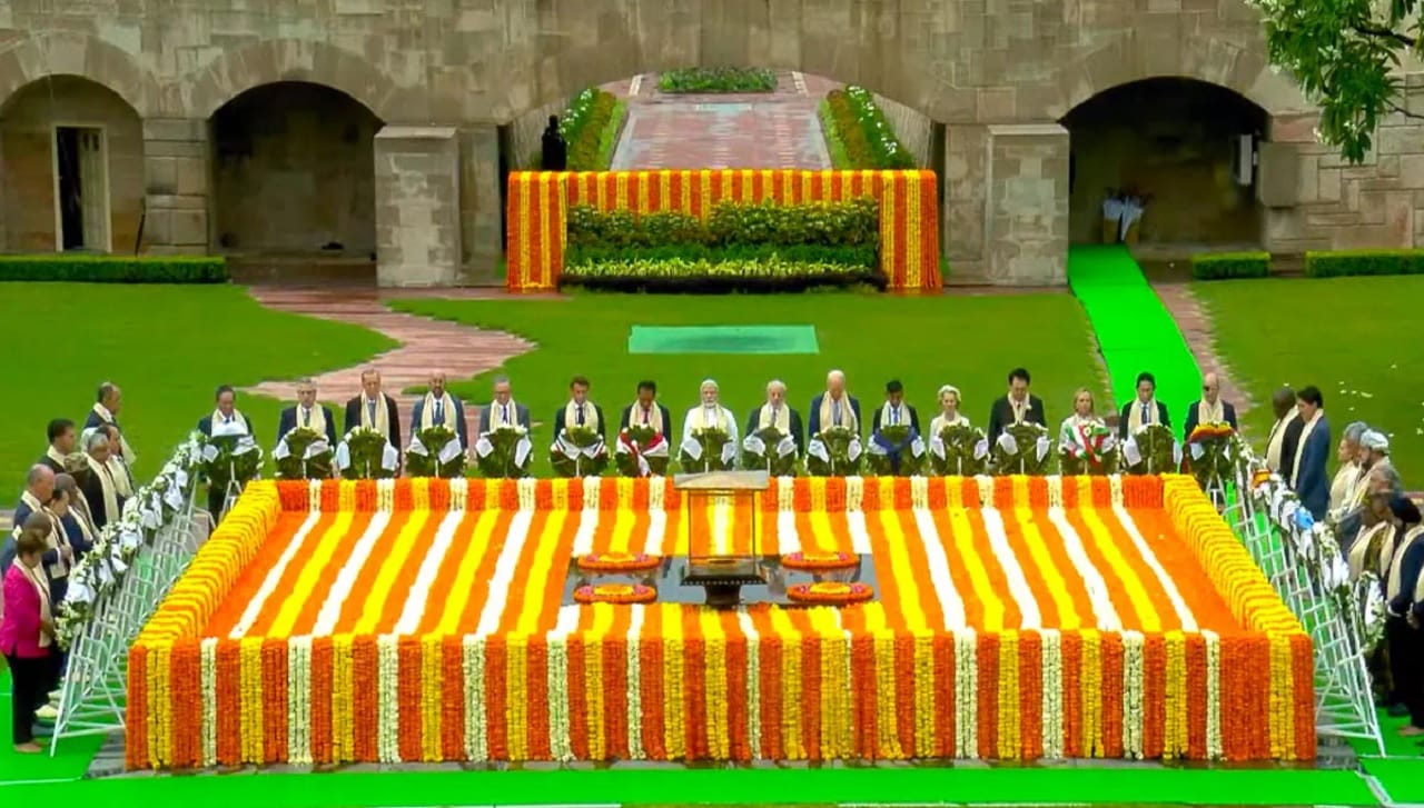 Video: राजघाटावर पोहोचले G20 चे सर्व पाहुणे, महात्मा गांधी यांना वाहिली आदरांजली