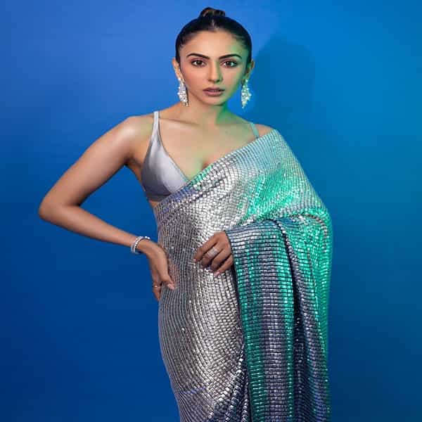 अभिनेत्री रकुल प्रित सिंग (Rakul Preet Singh) प्रसिद्ध अभिनेत्रींपैकी एक आहे. अभिनेत्रीच्या चाहत्यांची संख्या देखील फार मोठी आहे. रकुल फक्त तिच्या सिनेमांमुळेच नाही तर, ग्लॅमरस अदांमुळे देखील चर्चेत असते.