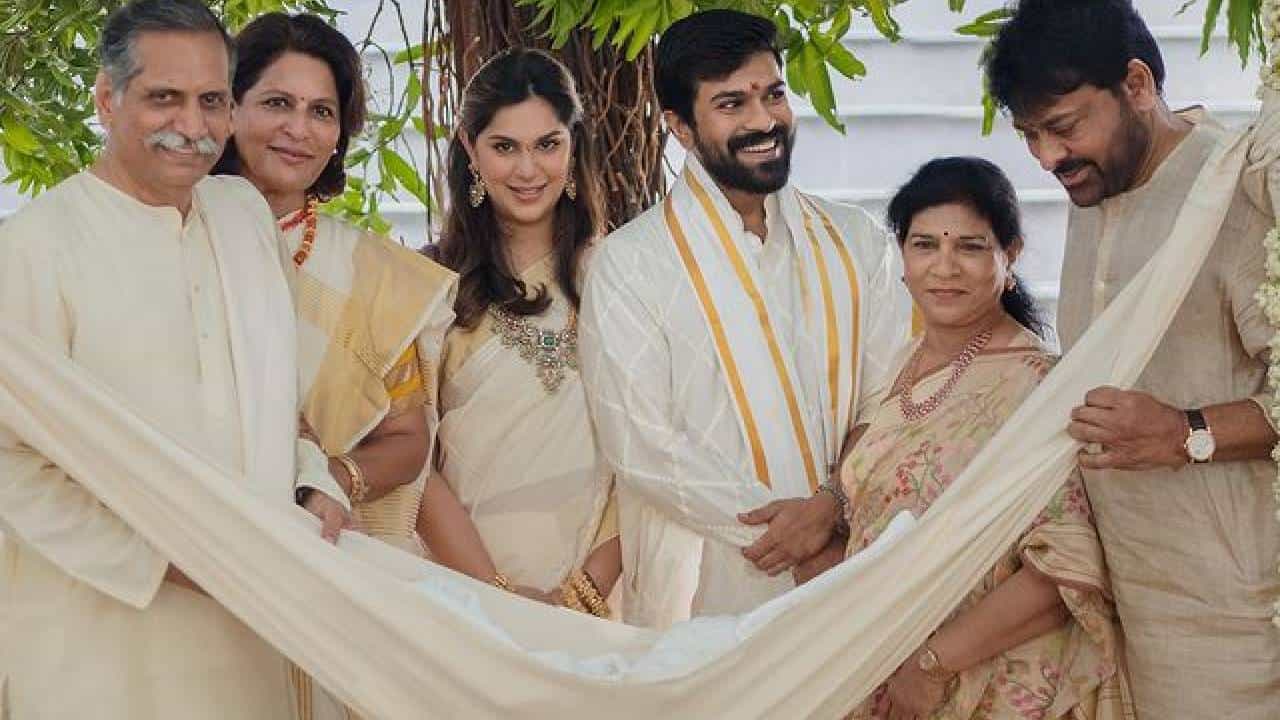 RRR फेम अभिनेता रामचरणच्या घरात या वर्षी जून महिन्यात चिमुकल्या पाहुणीचं आगमन झालं. रामचरण आणि त्याची पत्नी उपासना यांनी त्यांच्या मुलीचं नाव क्लीन कारा असं ठेवलंय. चिमुकल्या क्लिन कारासोबत उपासनाने तिचा पहिला वरलक्ष्मी व्रत केला आहे.