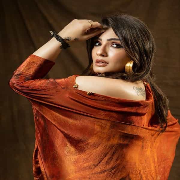 अभिनेत्री रवीना टंडन बॉलिवूडमध्ये पूर्वी प्रमाणे सक्रिय नसली तरी अभिनेत्री सोशल मीडियावर कायम सक्रिय असते. सोशल मीडियाच्या माध्यमातून अभिनेत्री चाहत्यांच्या संपर्कात राहण्याचा प्रयत्न करत असते. आता देखील अभिनेत्रीने स्वतःचे काही फोटो सोशल मीडियावर पोस्ट केले आहे.