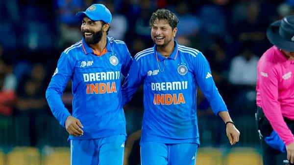 टीम इंडियाने श्रीलंकेवर विजय मिळवत आशिया कप 2023 फायनलमध्ये धडक मारली. कुलदीप यादव याने या सामन्यात निर्णायक भूमिका बजावली. कुलदीपने या सामन्यात एकूण 4 विकेट्स घेतल्या. कुलदीपने यासह एका झटक्यात अनिल कुंबळे, झहीर खान आणि अजित आगरकर या 3 दिग्गजांना झटक्यात मागे टाकलं.