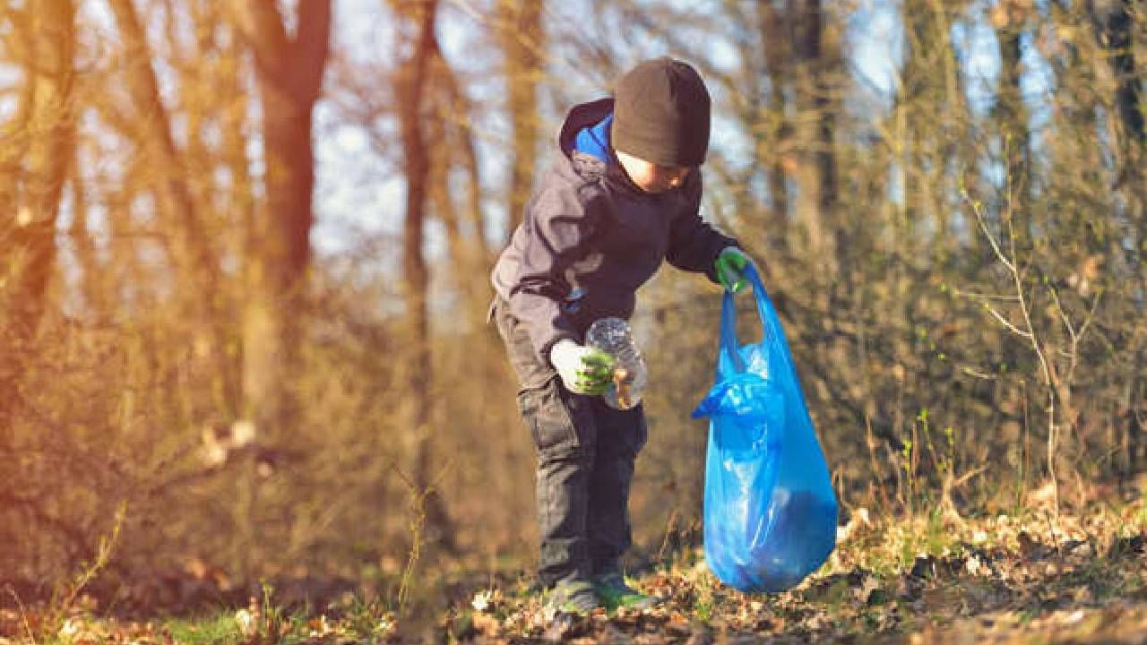 मुलांना जबाबदाऱ्या द्या! मूल जसजसे मोठे होईल त्याच्यावर एक एक जबाबदारी देत चला. असे केल्याने त्यांना जबाबदारीची जाणीव होईल. मुलांना हातभार लावण्याचे महत्त्व कळेल. 