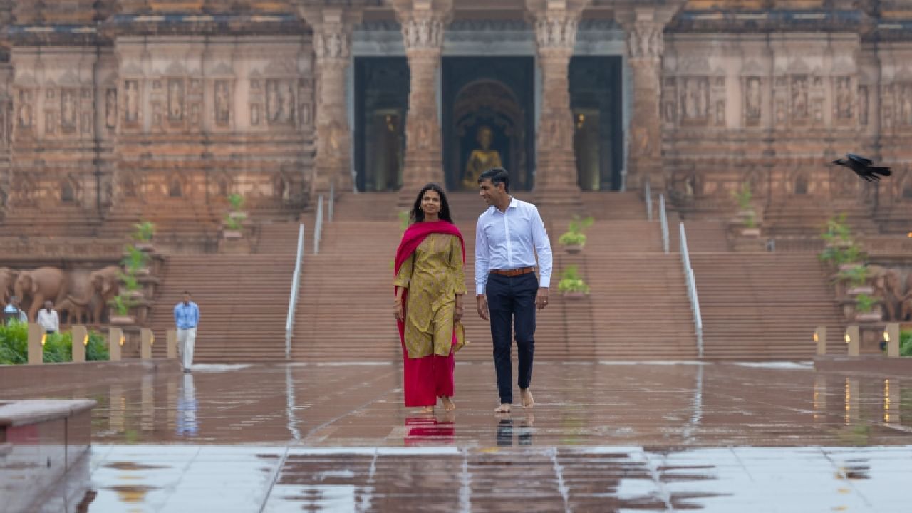 ऋषी सुनक आणि अक्षता मूर्ति अक्षरधाम मंदिरात दर्शनासाठी गेले तेव्हा अक्षता मुर्ती या पारंपरिक वेशभुषेत दिसल्या. 