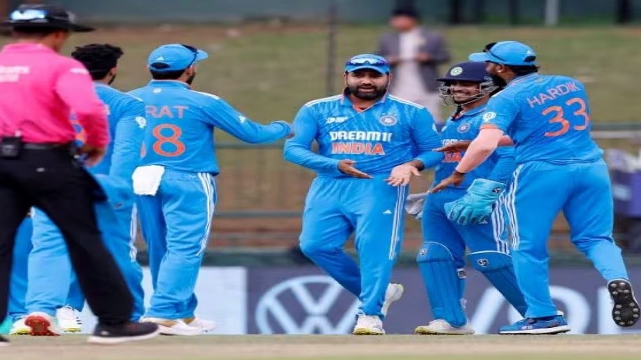 आशिया कपसाठी टीम इंडिया | रोहित शर्मा (कॅप्टन), शुबमन गिल, विराट कोहली, श्रेयस अय्यर, सूर्यकुमार यादव, तिलक वर्मा,  केएल राहुल,  ईशान किशन, हार्दिक पंड्या, रविंद्र जडेजा, शार्दुल ठाकूर, अक्षर पटेल, कुलदीप यादव जसप्रीत बुमराह, मोहम्मद शमी, मोहम्मद सिराज, प्रसिद्ध कृष्णा  आणि संजू सॅमसन (राखीव विकेटकीपर).