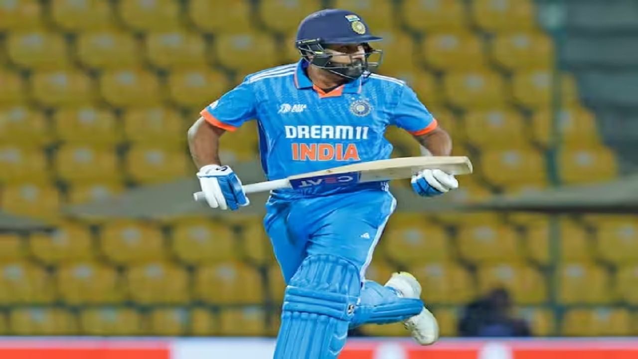 तसेच कॅप्टन रोहित शर्मा याने नेपाळ विरुद्ध शुबमन गिल याच्यासोबत विजयी सलामी भागीदारी केली होती. मात्र त्याला पाकिस्तान विरुद्ध फक्त 11 धावाच करता आल्या. आता रोहित पाकिस्तान विरुद्ध कसा खेळतो, याकडे  सर्वांचं लक्ष असणार आहे. 