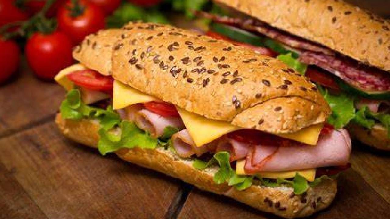 सँडविच: अनेकांना वाटतं सँडविच हे खूप आरोग्यदायी असतं. सँडविच मध्ये ब्रेडमुळे साखर असते, सोडियम असतं जे आरोग्यासाठी अत्यंत हानिकारक असतं. ब्रेड खाल्ल्याने वजन वाढतं. दिवसाची सुरुवात सँडविचने करू नका. त्याऐवजी फळे खा. 