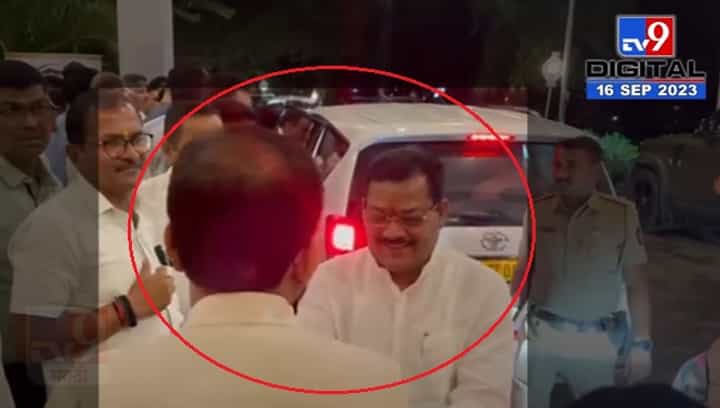 एकमेकांवर जहरी टीका करणारे दोन 'संजय' आमने-सामने येतात तेव्हा..., बघा VIDEO एकमेकांवर जहरी टीका करणारे दोन 'संजय' आमने-सामने येतात तेव्हा..., बघा VIDEO