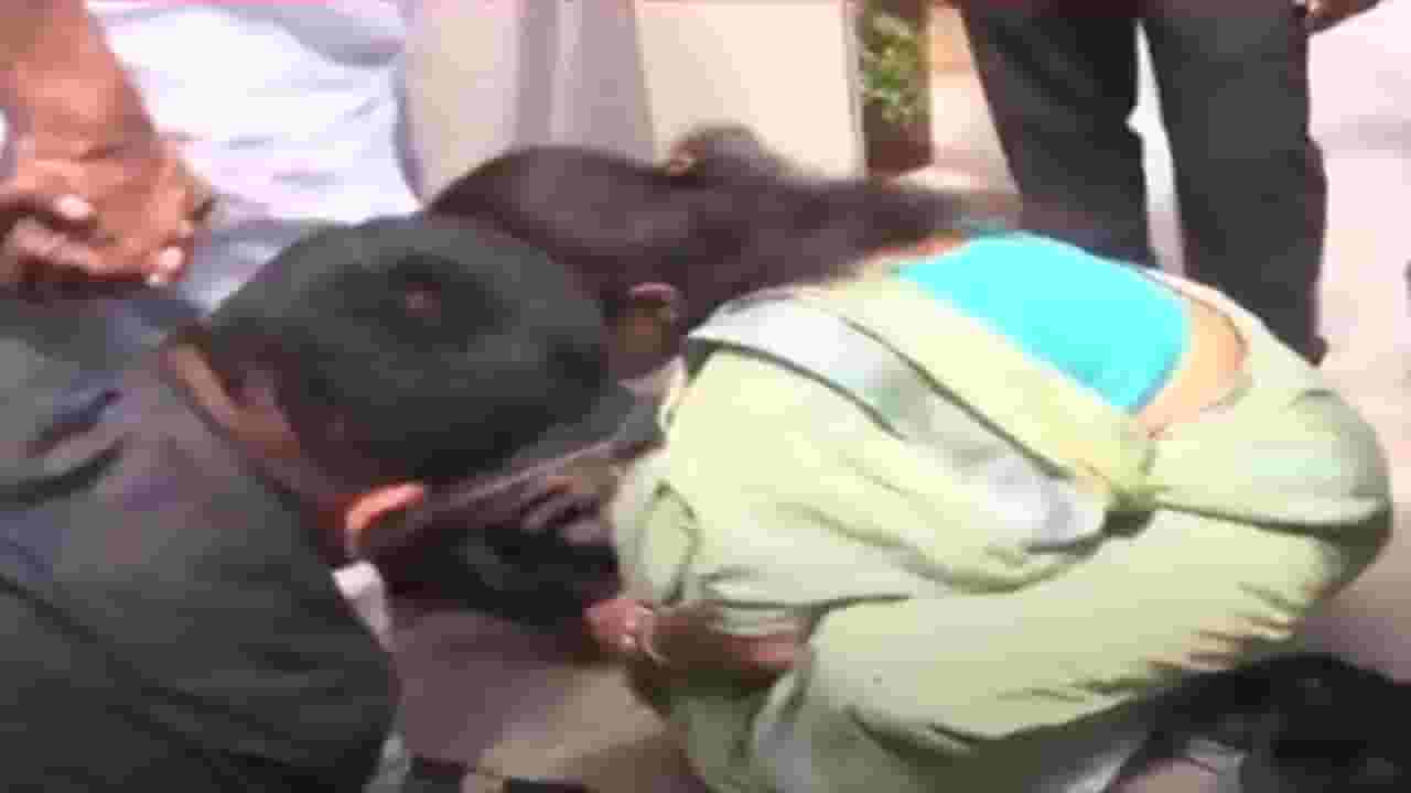 सुप्रिया सुळे खाली वाकल्या अन् शरद पवार यांच्या..., बाप-लेकीचा व्हिडीओ tv9 च्या कॅमेऱ्यात कैद